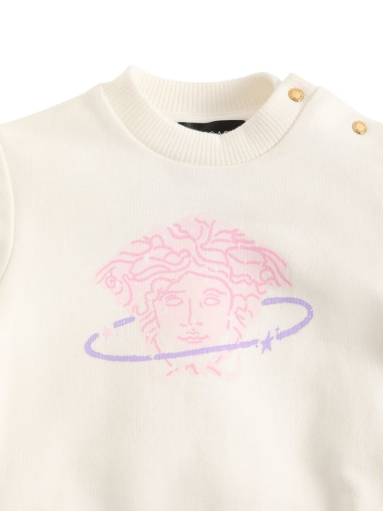Versace: Sweatshirt und Hose aus Baumwolle mit Druck - Weiß/Rosa - kids-girls_1 | Luisa Via Roma