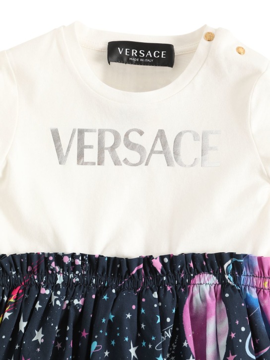 Versace: Vestido de algodón de jersey con logo - Blanco/Multi - kids-girls_1 | Luisa Via Roma