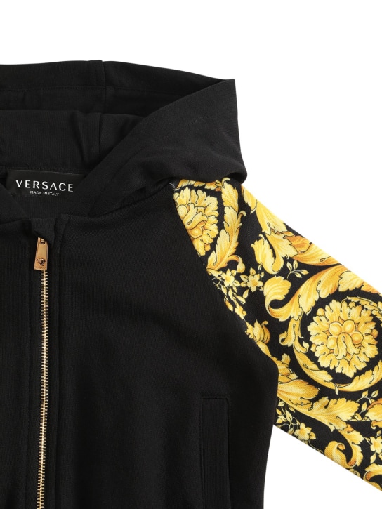 Versace: Sweat court en coton imprimé Barocco à capuche - Noir/Or - kids-girls_1 | Luisa Via Roma