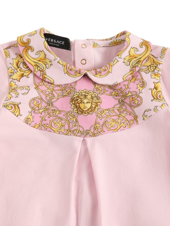 Versace: Tutina e cuffietta in jersey di cotone stampato - Rosa/Oro - kids-girls_1 | Luisa Via Roma