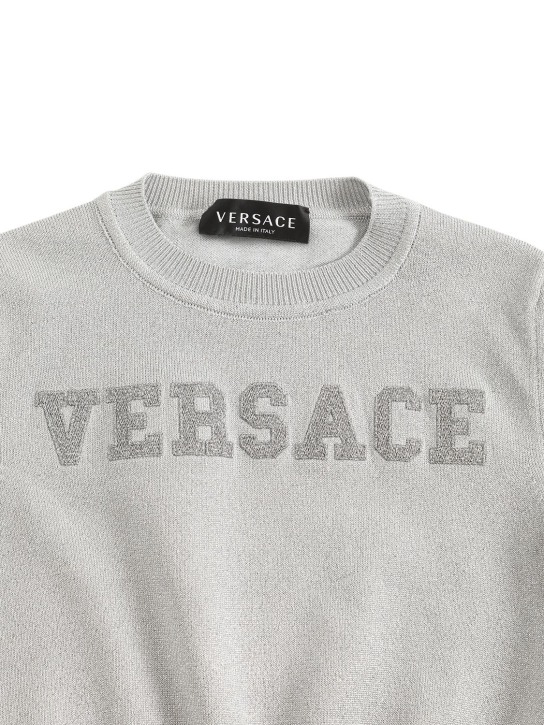 Versace: Maglia in cotone con ricamo logo - Grigio - kids-girls_1 | Luisa Via Roma