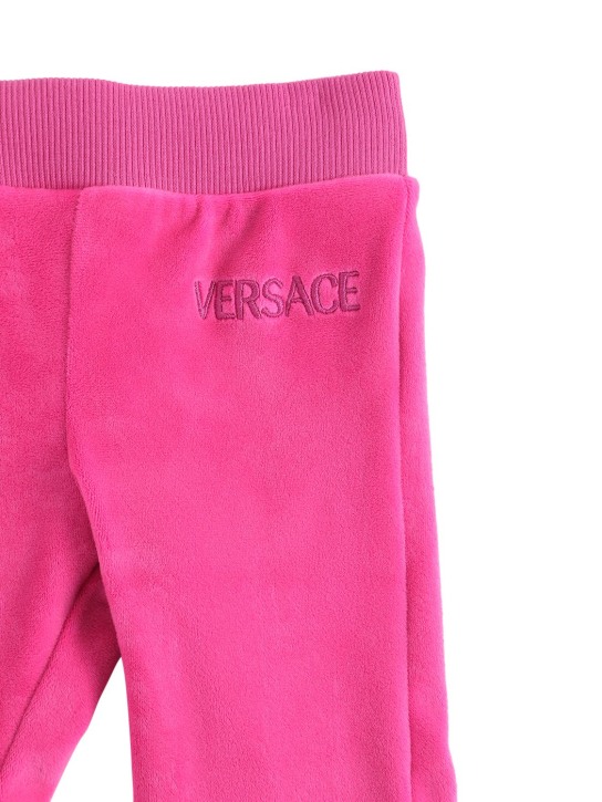Versace: 자수 로고 코튼 벨벳 팬츠 - 자홍색 - kids-girls_1 | Luisa Via Roma