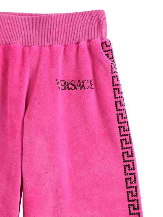 Versace: Pantaloni in velluto con logo decorato - Fucsia - kids-girls_1 | Luisa Via Roma