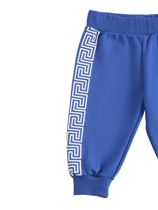 Versace: Pantaloni in felpa di cotone con greca - Blu - kids-boys_1 | Luisa Via Roma
