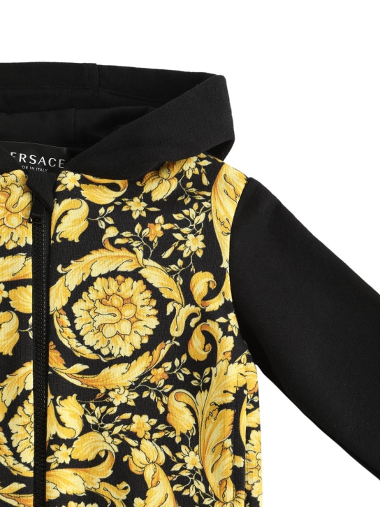 Versace: Sweat zippé en coton imprimé Barocco à capuche - Noir/Or - kids-boys_1 | Luisa Via Roma