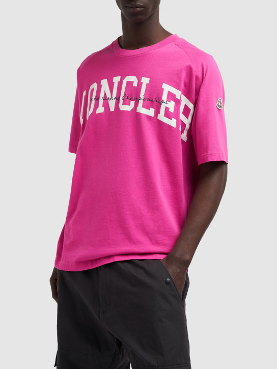 Moncler: Logo细节棉质平纹针织短袖T恤 - 深粉色 - men_1 | Luisa Via Roma