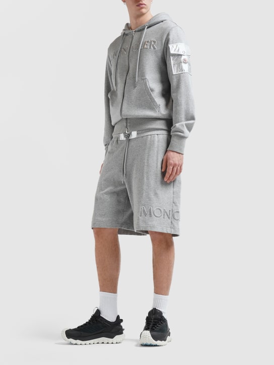 Moncler: Shorts de jersey de algodón ligero - Gris Claro - men_1 | Luisa Via Roma