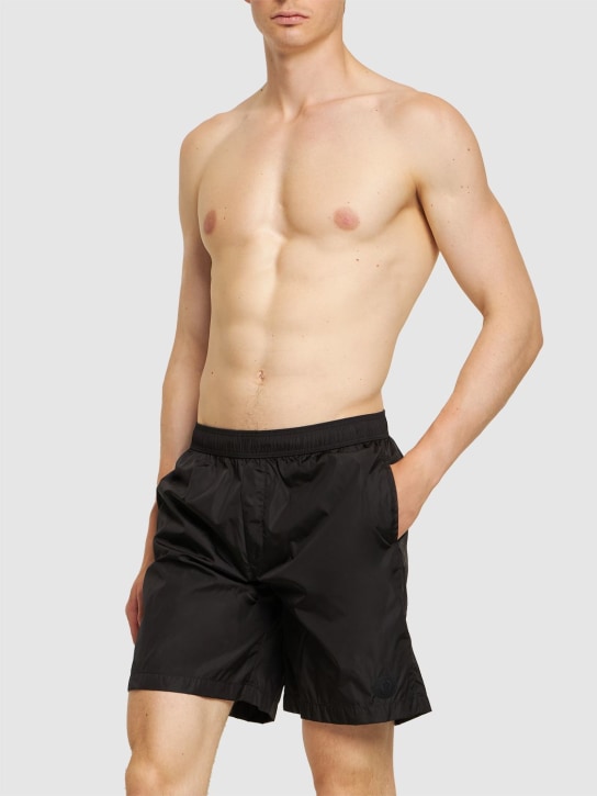 Moncler: 尼龙科技织物沙滩裤 - 黑色 - men_1 | Luisa Via Roma