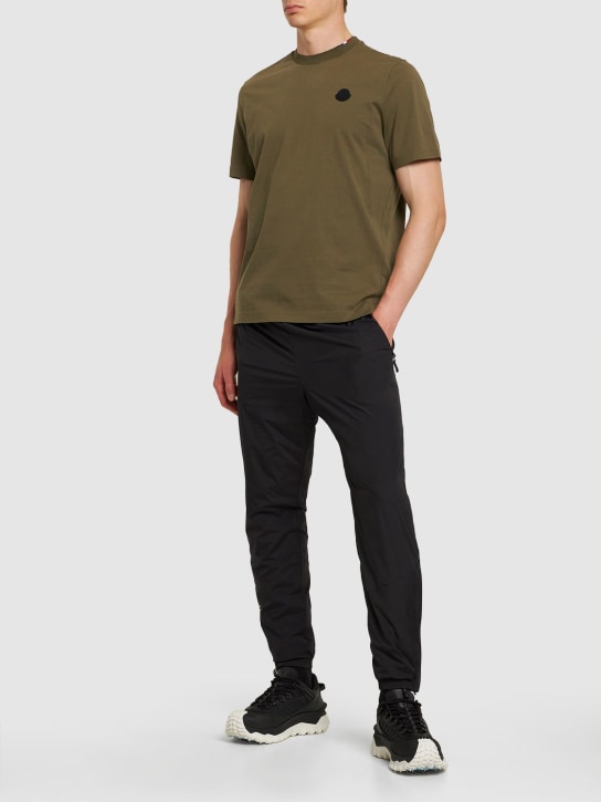 Moncler: T-shirt en jersey de coton détail logo - Vert Olive - men_1 | Luisa Via Roma