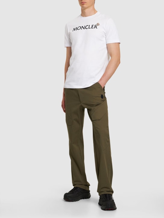 Moncler: 로고 코튼 저지 티셔츠 - Optical White - men_1 | Luisa Via Roma