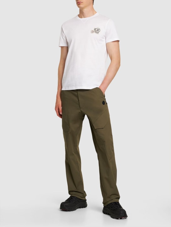 Moncler: T-Shirt aus Baumwolle mit Logopatch - Optisches Weiß - men_1 | Luisa Via Roma
