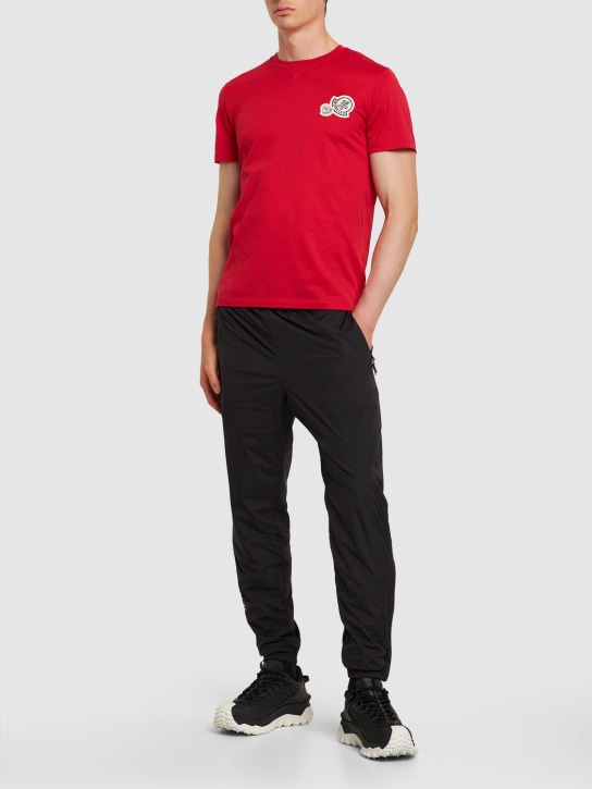 Moncler: Camiseta de jersey de algodón con logo - Rojo - men_1 | Luisa Via Roma