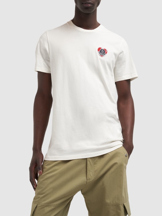 Moncler: T-Shirt aus Baumwolle mit Logopatch - Silk White - men_1 | Luisa Via Roma