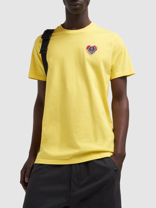 Moncler: Logo贴片棉质平纹针织T恤 - 黄色 - men_1 | Luisa Via Roma