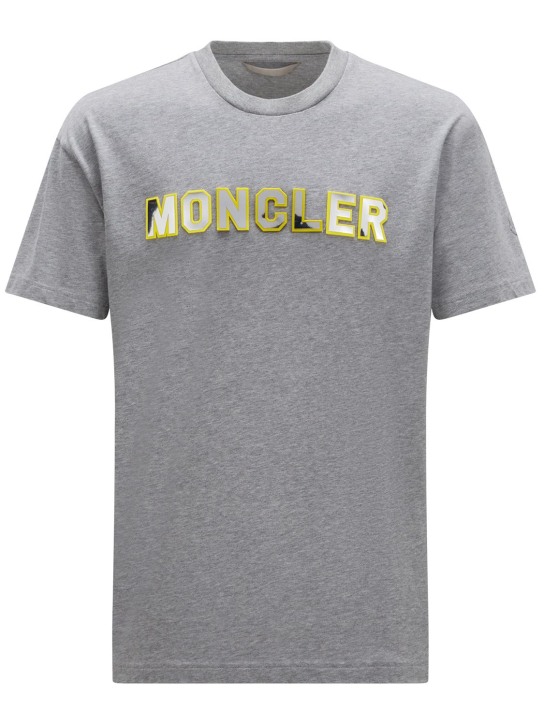 Moncler: T-Shirt aus Baumwolljersey mit Logo - Hellgrau - men_0 | Luisa Via Roma