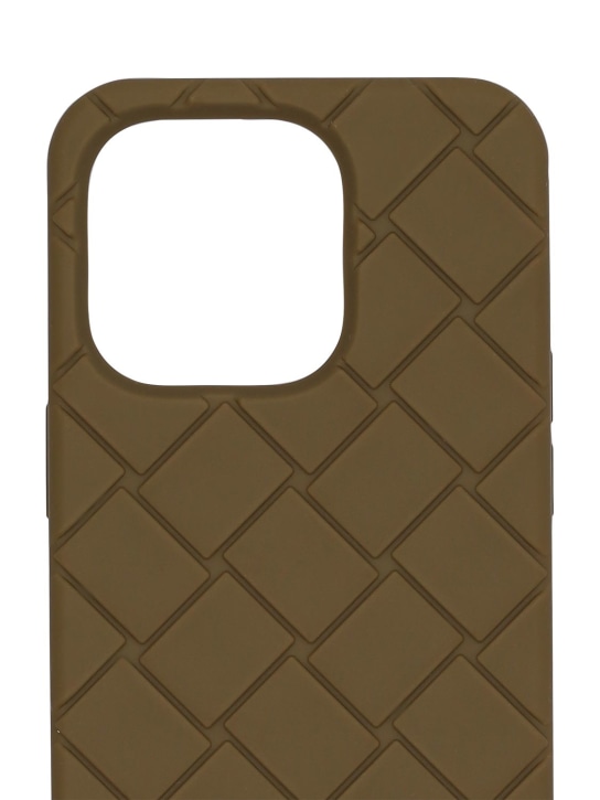Bottega Veneta: Cover iPhone 14 Pro Intreccio in silicone - Fango - men_1 | Luisa Via Roma
