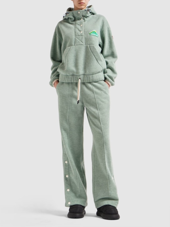 Moncler Grenoble: Pantalones deportivos de felpa de lana - Chinois Green - women_1 | Luisa Via Roma