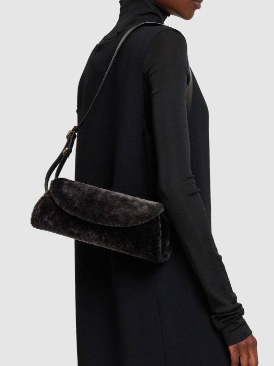 Jil Sander: Small Cannolo shearling shoulder bag - Siyah - women_1 | Luisa Via Roma