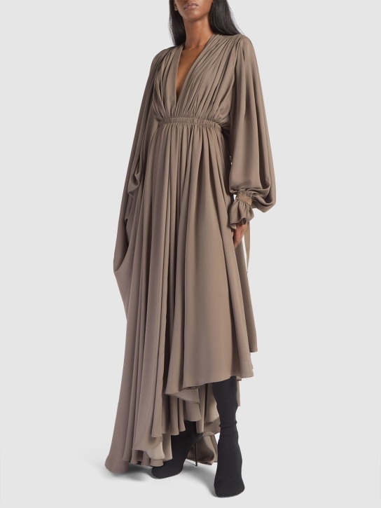 Balenciaga: Vestido con escote en V de crepé ligero - Light Taupe - women_1 | Luisa Via Roma