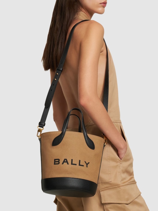 Bally: Bar 8 Hours有机棉水桶包 - 沙色/黑色 - women_1 | Luisa Via Roma
