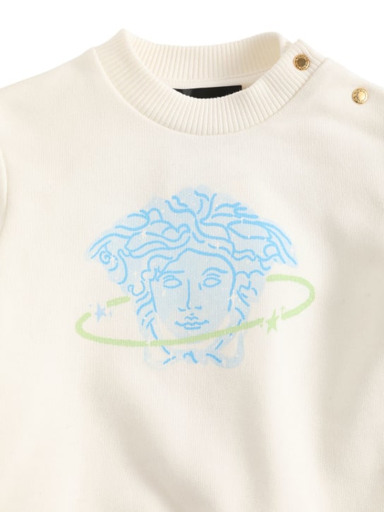 Versace: Sweatshirt und Trainingshose aus Baumwolle - Weiß/Hellblau - kids-boys_1 | Luisa Via Roma