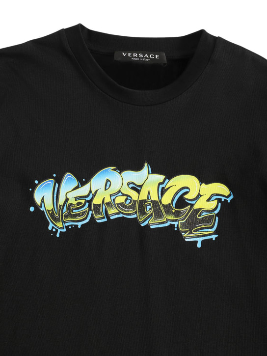 Versace: T-shirt en jersey de coton à imprimé logo - Noir/Gris - kids-boys_1 | Luisa Via Roma