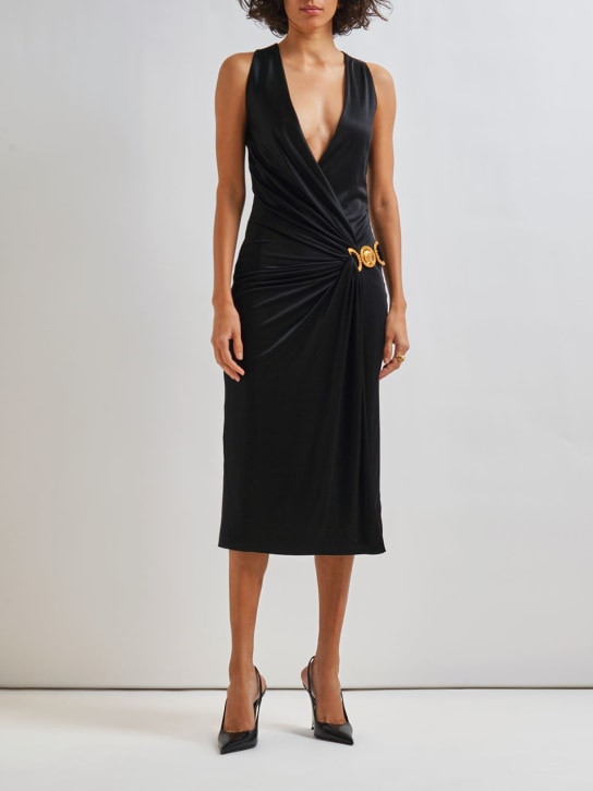 Versace: Robe midi en jersey de viscose drapée - Noir - women_1 | Luisa Via Roma