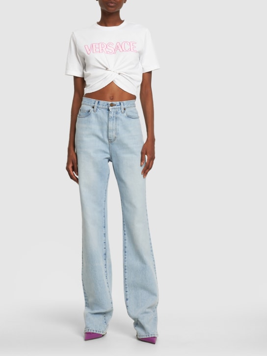 Versace: Camiseta corta de algodón con logo y pin - women_1 | Luisa Via Roma