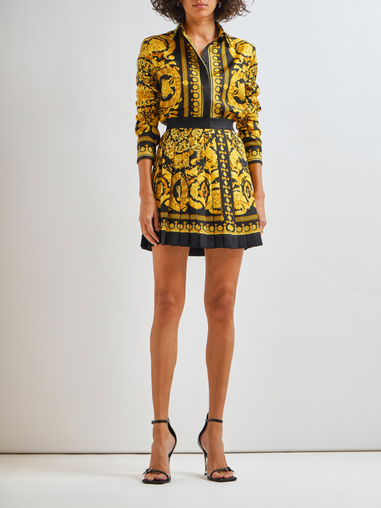 Versace: Minifalda de seda plisada con estampado - Oro/Negro - women_1 | Luisa Via Roma