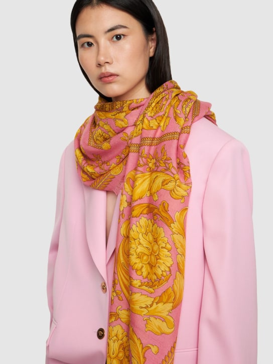 Versace: Foulard in seta e cashmere con stampa - Pinkgold - women_1 | Luisa Via Roma