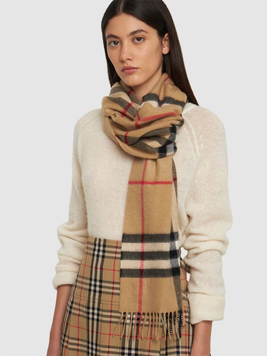 Burberry: Classic check giant icon cashmere scarf - Archive Beige - women_1 | Luisa Via Roma