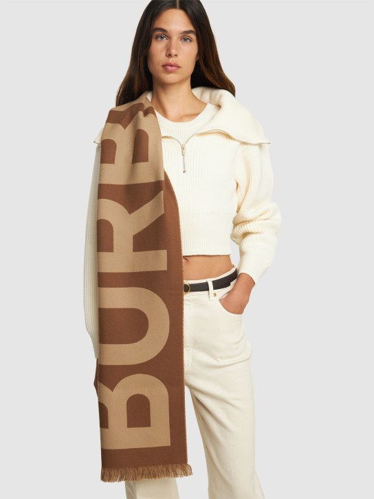Burberry: Sciarpa in maglia di lana con logo - Birch Brown - women_1 | Luisa Via Roma
