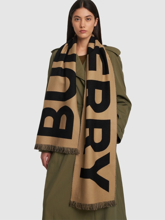 Burberry: Écharpe en maille de laine jacquard à logo - Archive Beige - women_1 | Luisa Via Roma
