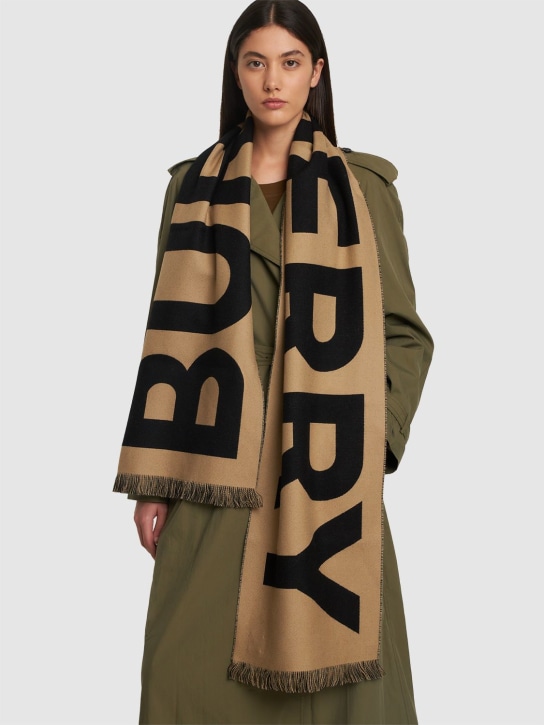 Burberry: SCHAL AUS WOLLSTRICK MIT LOGO - Archive Beige - women_1 | Luisa Via Roma