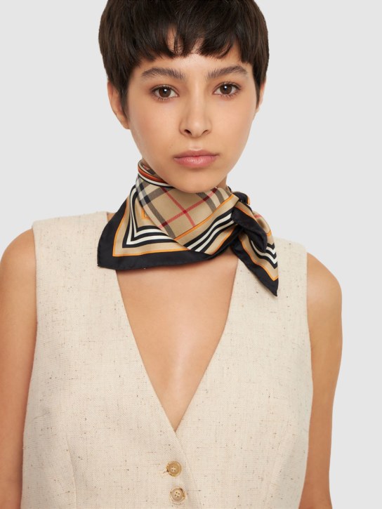 Burberry: Sciarpa in seta check con logo - women_1 | Luisa Via Roma