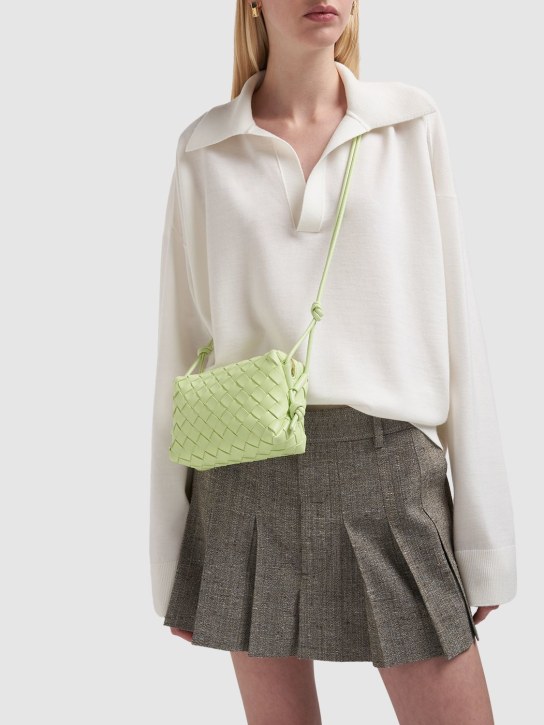 Bottega Veneta: Mini Loop deri omuz çantası - Fennel - women_1 | Luisa Via Roma