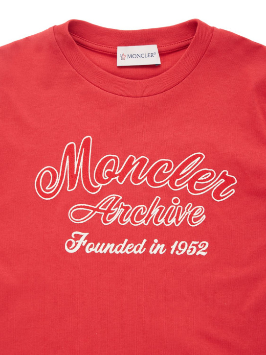 Moncler: T-shirt manches longues en jersey de coton à logo - Rouge Écarlate - kids-boys_1 | Luisa Via Roma