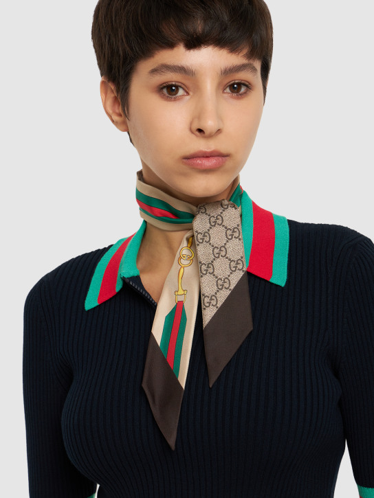 Gucci: 인터로킹 G Web 프린트 실크 넥 보우 - 브라운/멀티 - women_1 | Luisa Via Roma
