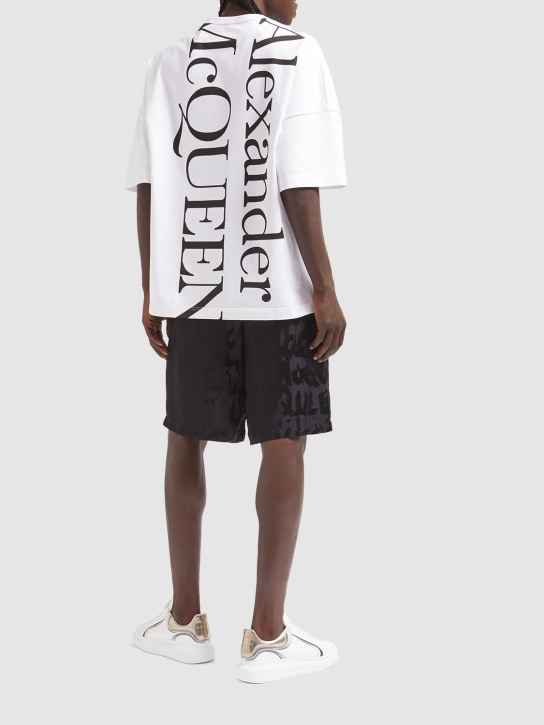 Alexander McQueen: Logo printed cotton t-shirt - Beyaz/Siyah - men_1 | Luisa Via Roma