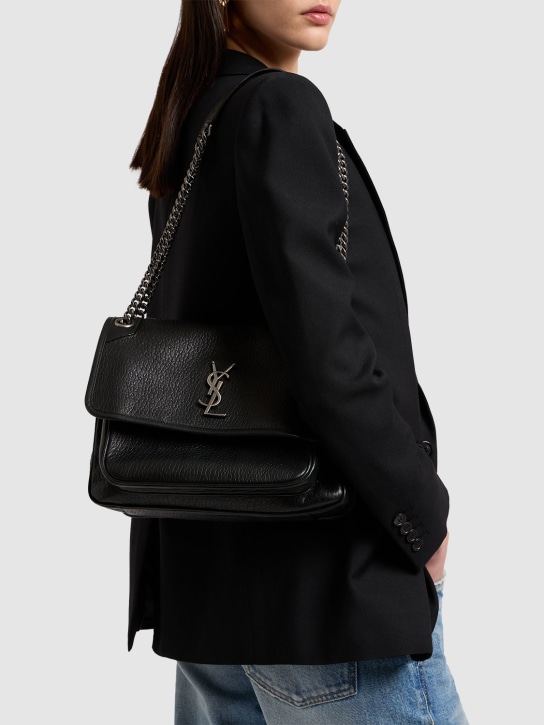 Saint Laurent: Medium Niki grained leather shoulder bag - Siyah - women_1 | Luisa Via Roma