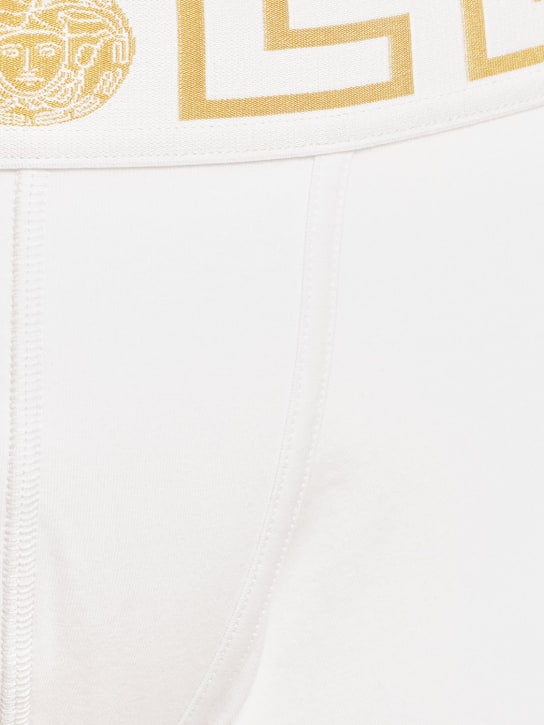 Versace: Greca logo弹力棉质平角内裤 - 白色/金色 - men_1 | Luisa Via Roma