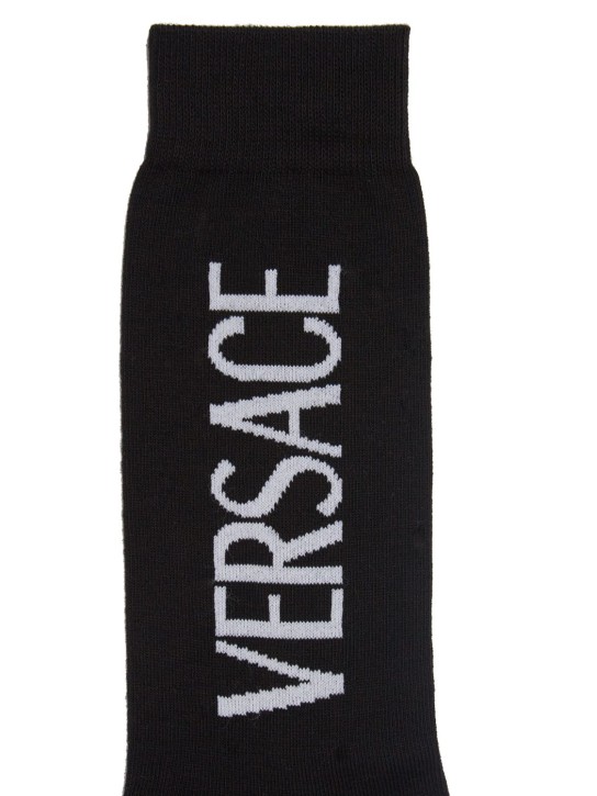 Versace: Calzini in misto cotone con logo - Nero/Bianco - men_1 | Luisa Via Roma