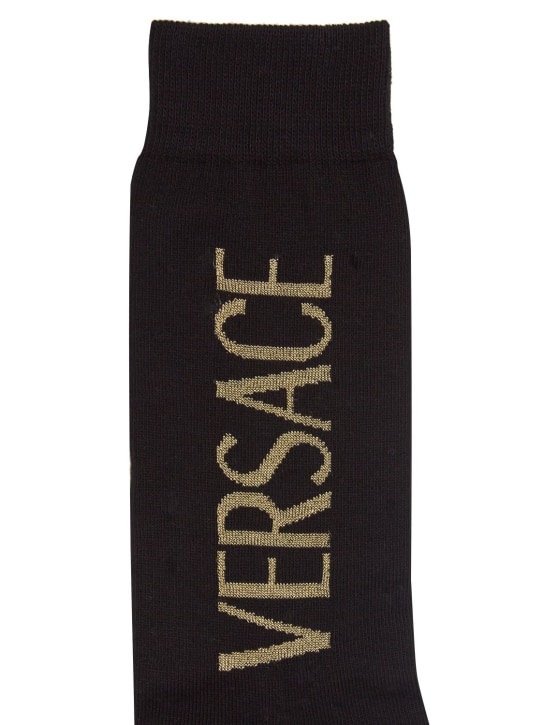 Versace: Chaussettes en coton mélangé à logo - Noir/Or - men_1 | Luisa Via Roma