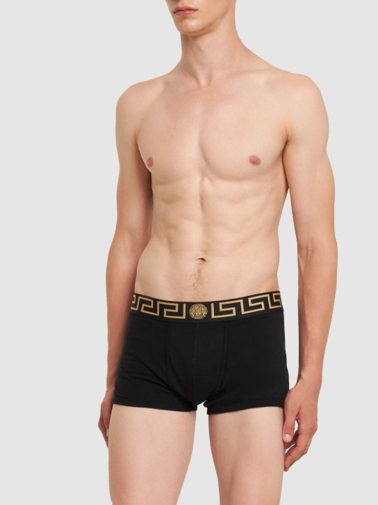 Versace: Greca弹力棉质平角内裤3条套装 - 黑色/金色 - men_1 | Luisa Via Roma