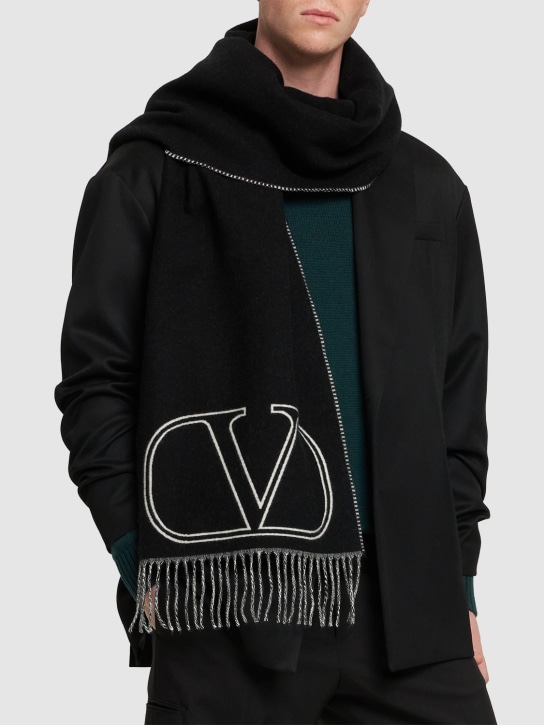 Valentino Garavani: Vlogo signature羊绒围巾 - 黑色/米黄色 - men_1 | Luisa Via Roma