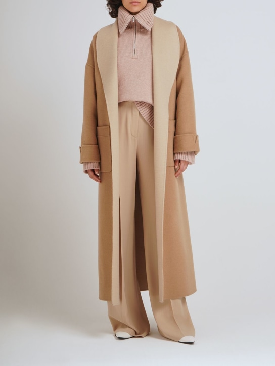 Loro Piana: Manteau long en chameau avec ceinture Guilmar - women_1 | Luisa Via Roma