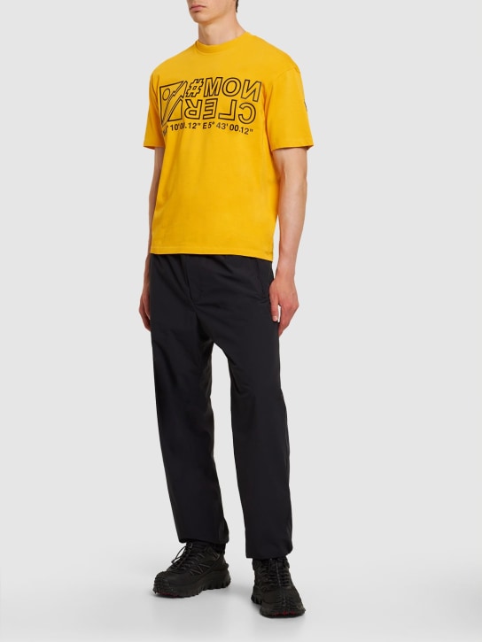 Moncler Grenoble: Logo印花厚重棉质平纹针织T恤 - 黄色 - men_1 | Luisa Via Roma