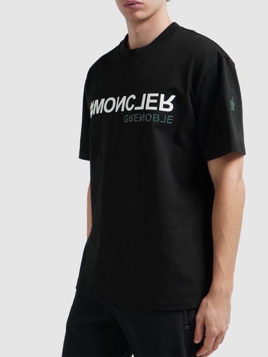 Moncler Grenoble: T-shirt en jersey épais à logo embossé - Noir - men_1 | Luisa Via Roma