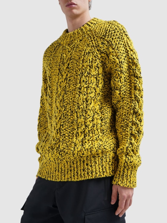 Moncler Grenoble: 羊毛混纺针织毛衣 - 黄色/黑色 - men_1 | Luisa Via Roma