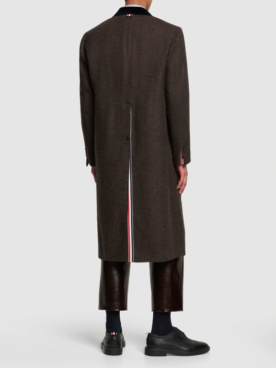 Thom Browne: Manteau long en laine à boutonnage simple - Marron - men_1 | Luisa Via Roma